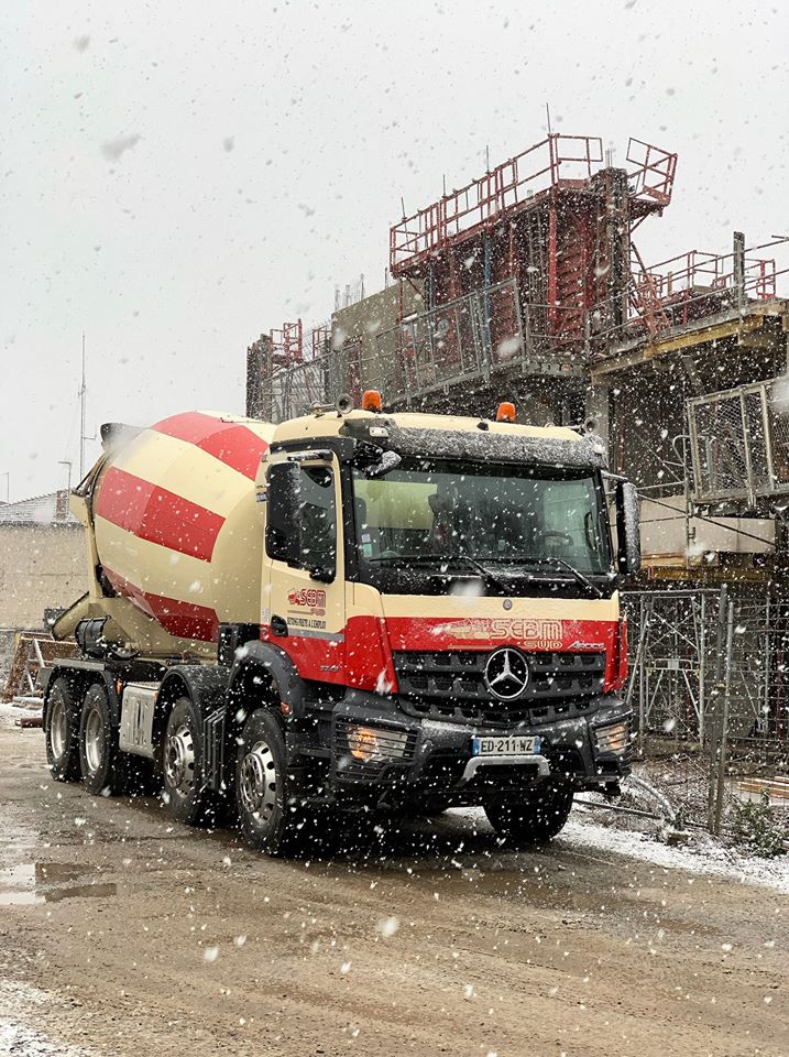 Camion toupie, sebm, neige, chantier, livraison béton