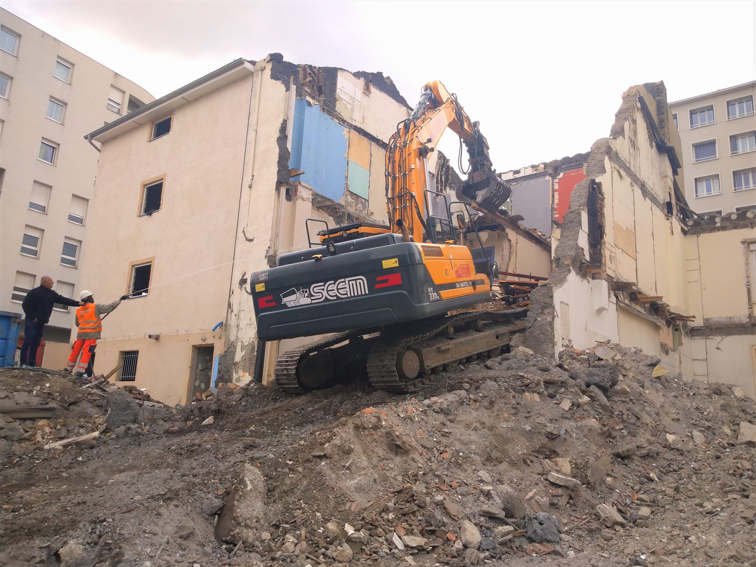 déconstruction-pelle-hundai-chantier-lyon