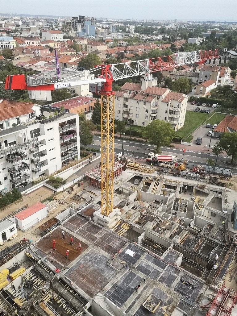 Photo vue d'une grue sur le chantier de Pierre-Bénite