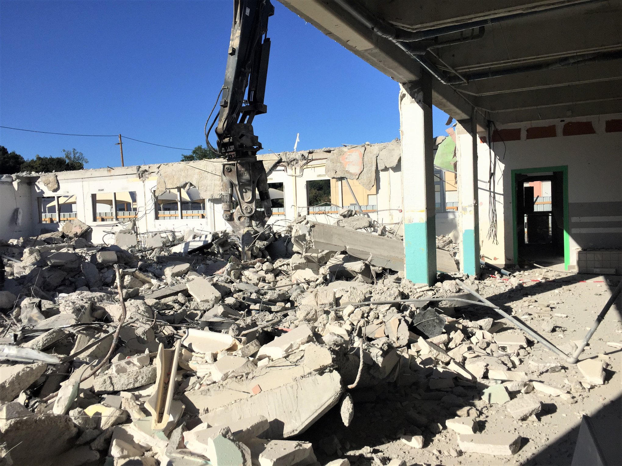 Photo de la démolition en cours sur le chantier situé à Heyrieux