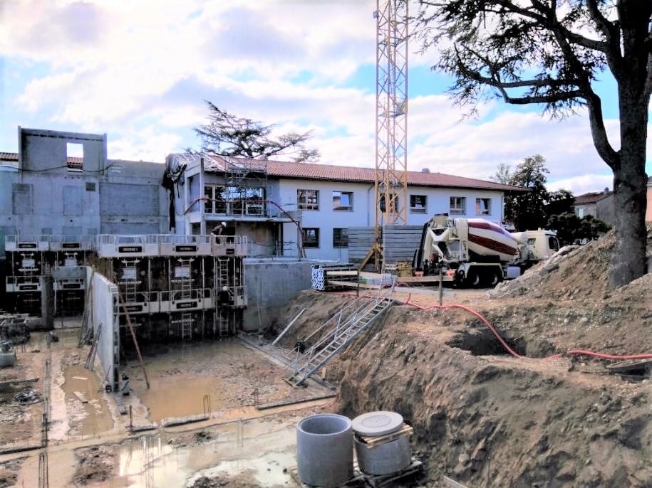 Photo du chantier de Mornant (69) avec une toupie de SEBM Sud