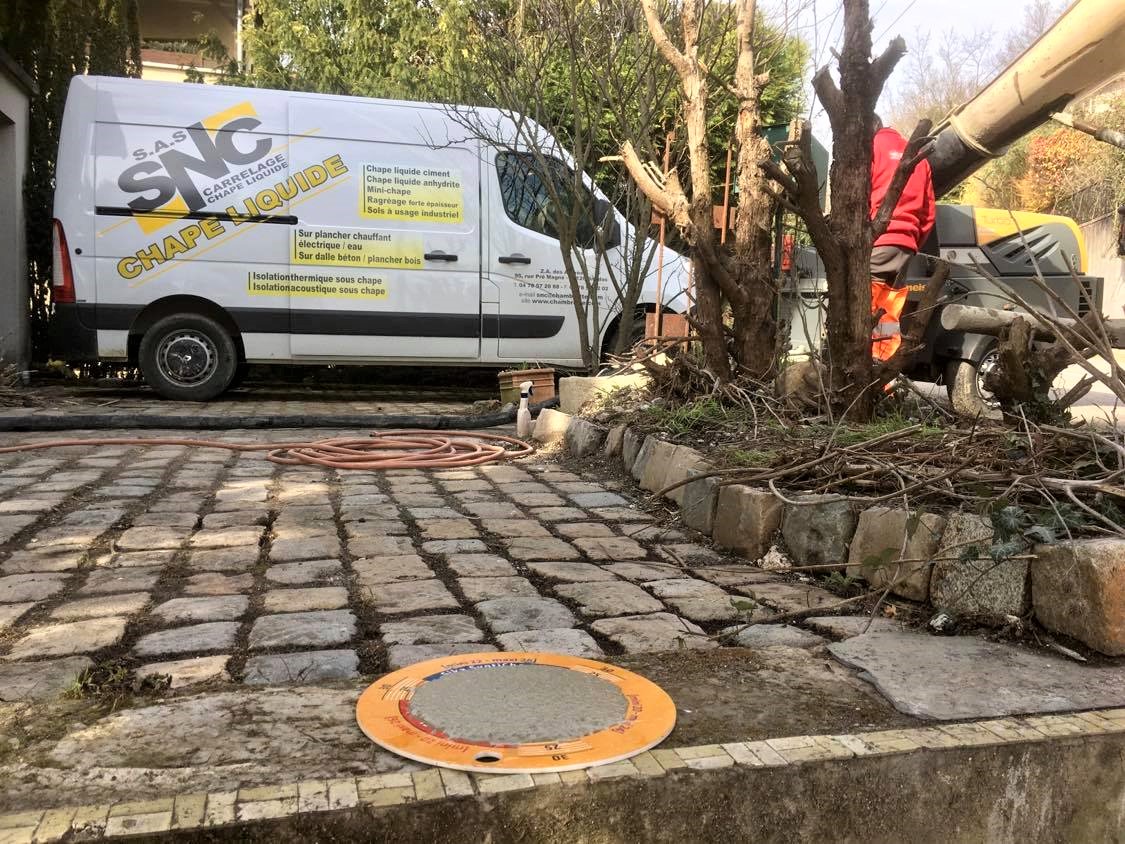 Chantier de livraison de chape fluide à Neyron (01)