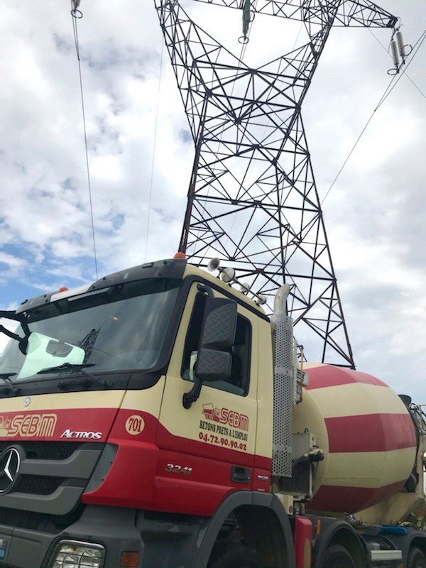 Photo de la livraison de béton par SEBM sur le chantier situé sur la partie La Boisse - Mions