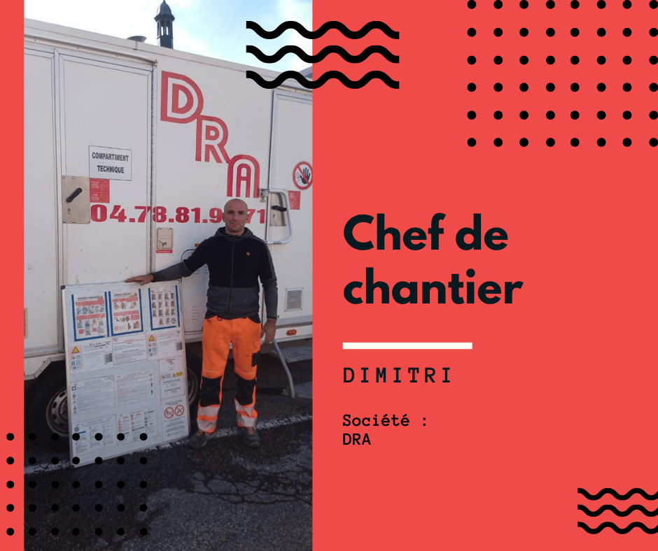 Dimitri chef de chantier DRA, devant un préfabriqués sur un de ces chantiers.